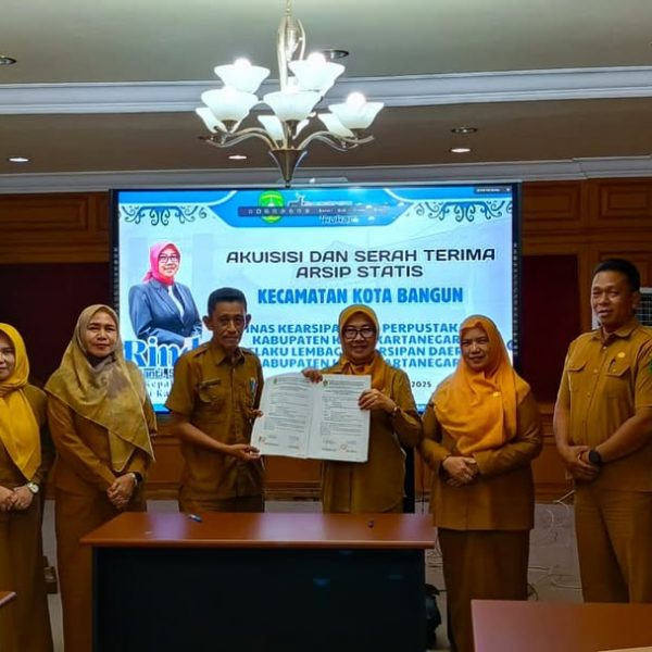 Kecamatan Kota Bangun Serahkan Arsip Statis ke Dinas Kearsipan dan Perpustakaan Kutai Kartanegara untuk Pelestarian Memori Daerah