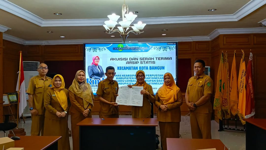Kecamatan Kota Bangun Serahkan Arsip Statis ke Dinas Kearsipan dan Perpustakaan Kutai Kartanegara untuk Pelestarian Memori Daerah