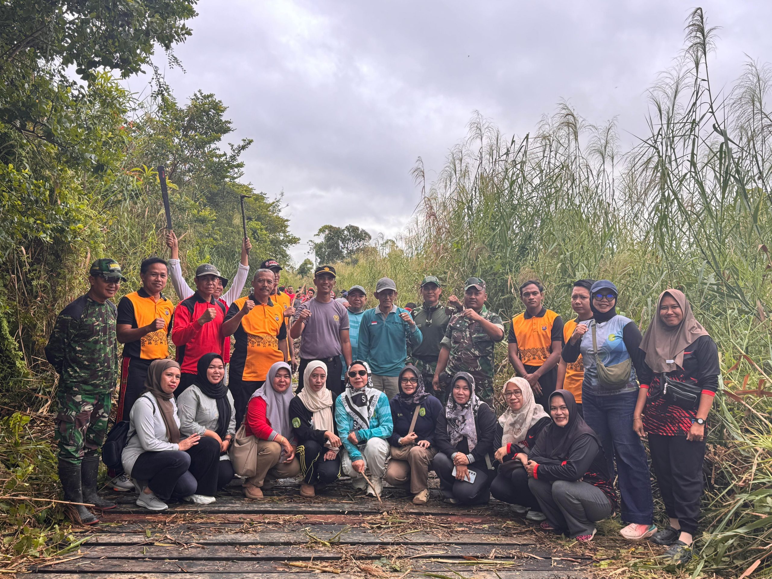 Gotong Royong Buka Akses Jembatan KBI–Liang Ulu