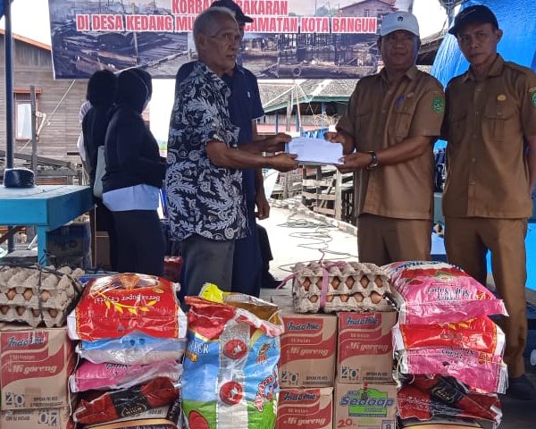 Pemerintah Serahkan Bantuan Korban Kebakaran di Desa Kedang Murung Kota Bangun