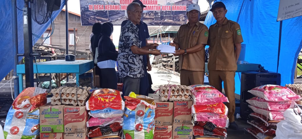 Pemerintah Serahkan Bantuan Korban Kebakaran di Desa Kedang Murung Kota Bangun