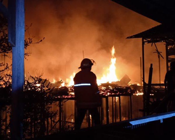 Kebakaran di Desa Liang Kota Bangun Hanguskan Beberapa Rumah Warga