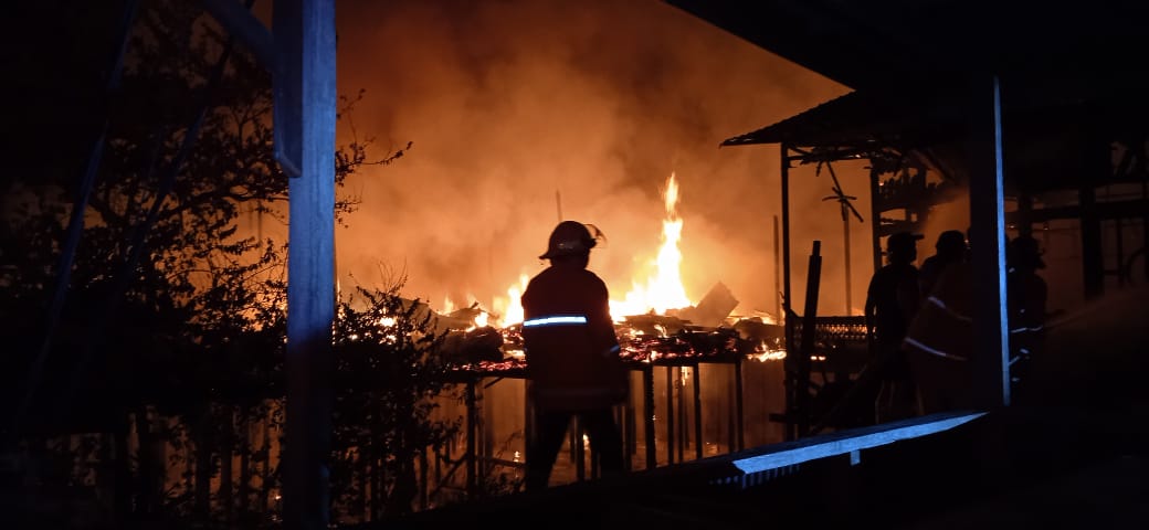 Kebakaran di Desa Liang Kota Bangun Hanguskan Beberapa Rumah Warga