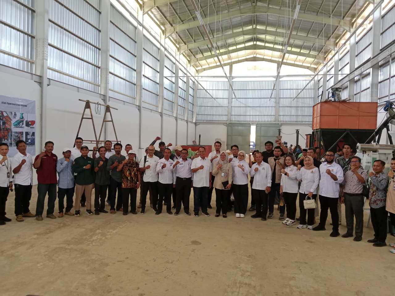 Sekcam Kota Bangun Hadiri Soft Opening Pabrik Pakan Ternak Desa Loleng
