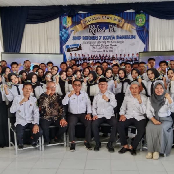 Sekcam Kota Bangun Hadiri Perpisahan Siswa SMP 7 Kota Bangun Seberang