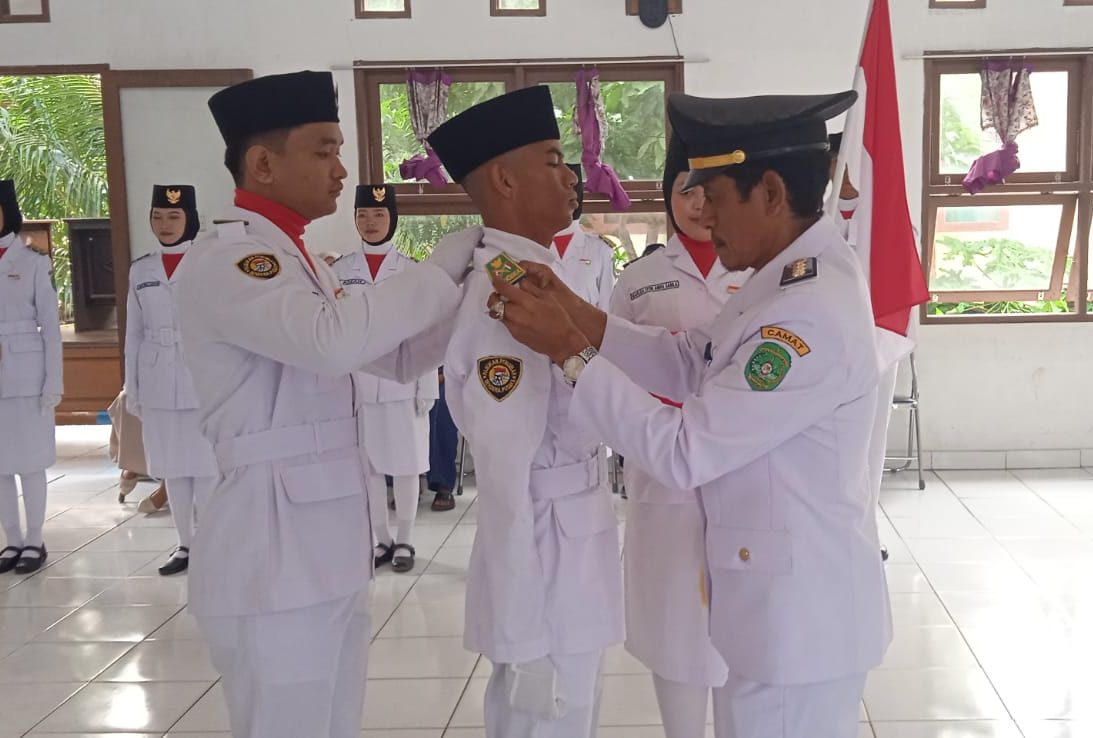Camat Kota Bangun Pimpin Pengukuhan Paskib Jelang HUT RI